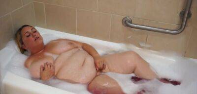 Plumps Sexy BBW Bathtub Scene With Butt Plug - theyarehuge.com