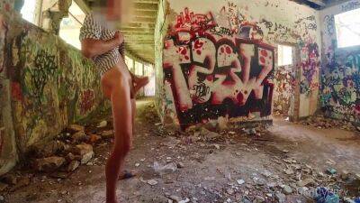 Urbex flashing with handjob. A cute nasty girl loves my cock - sunporno.com - Italy