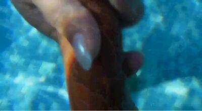 2 Huehner im Pool auf Mallorca - pornoxo.com