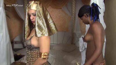 Ebony female slave cleans up The Asshole Of Cleopatra - sunporno.com