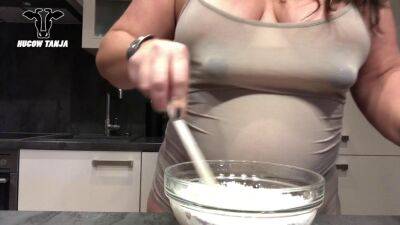 Breastmilk cake by the pregnant milf Tanja - sunporno.com