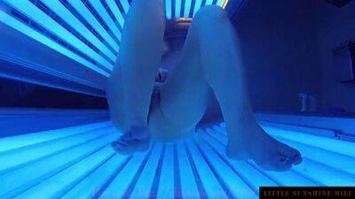 Lady with dildo in solarium - sunporno.com